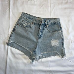 High-waisted blue denim shorts #denimshorts